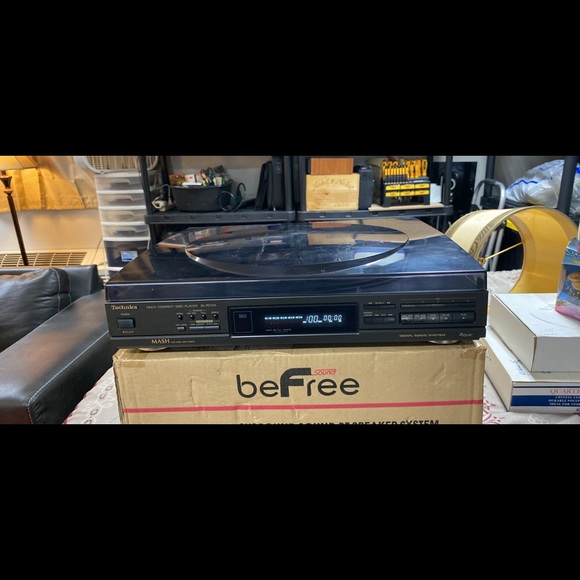 sony 5 disc CD player with the remote it works great it’s like new - Picture 2 of 4